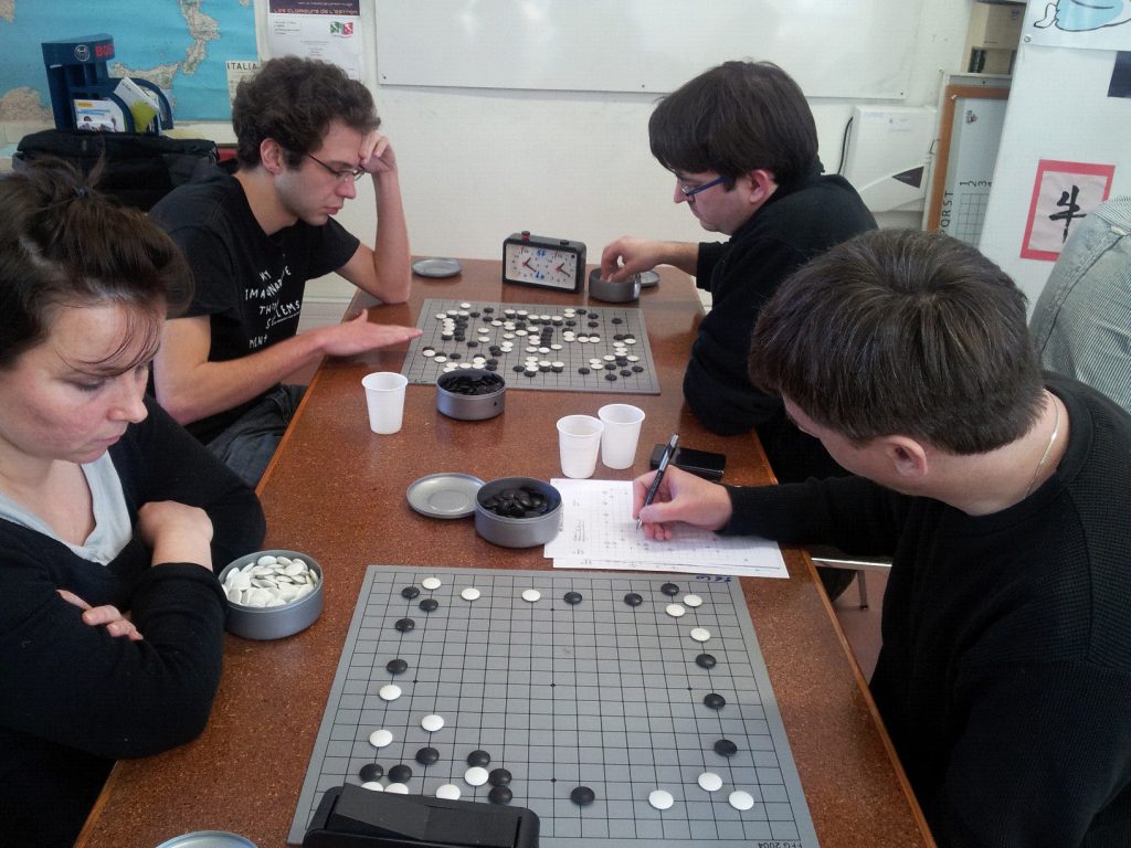 Studieux, concentrés et appliqués. Le club de Go de Lorient est un endroit où l'on ne rigole pas vraiment.
